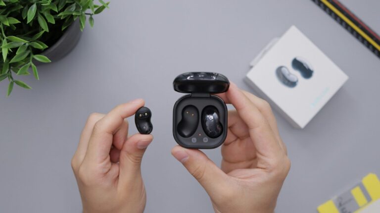 earbuds cover pic